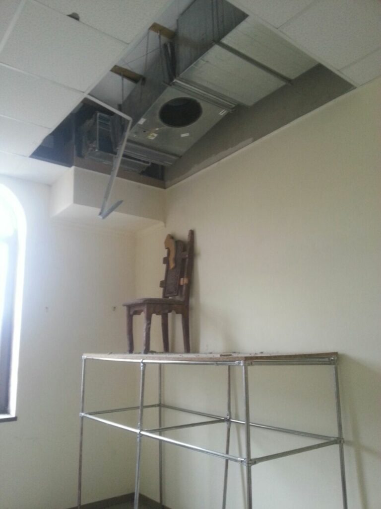 Спроба вкрасти вентиляцію в закинутому ресторані