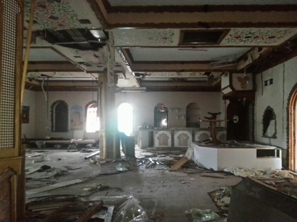 На фото видно сліди злочину, а саме столи, на яких хтось стояв і викручував вентиляцію зі стелі...