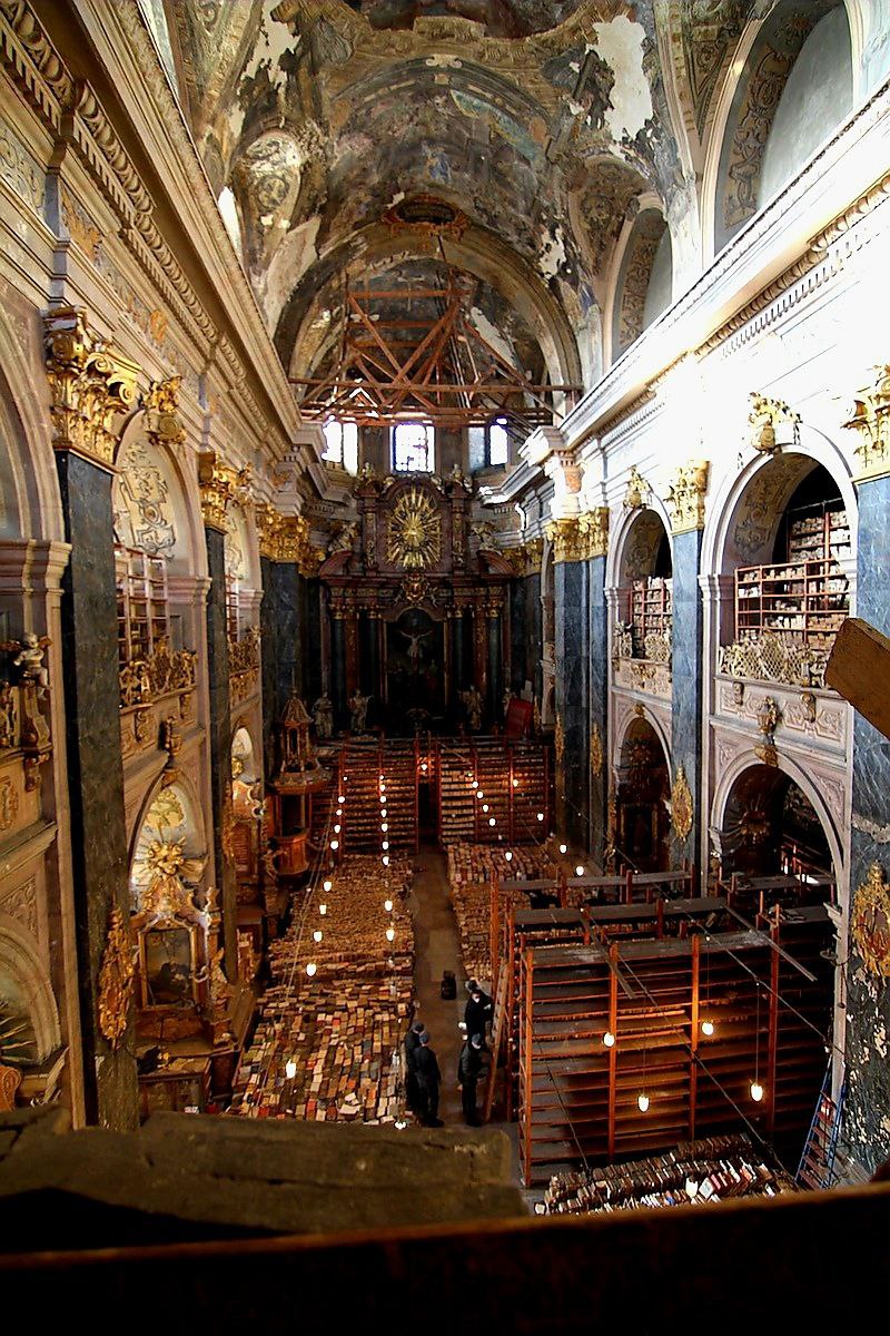 Процес вивезення книг з Гарнізонного храму Львова