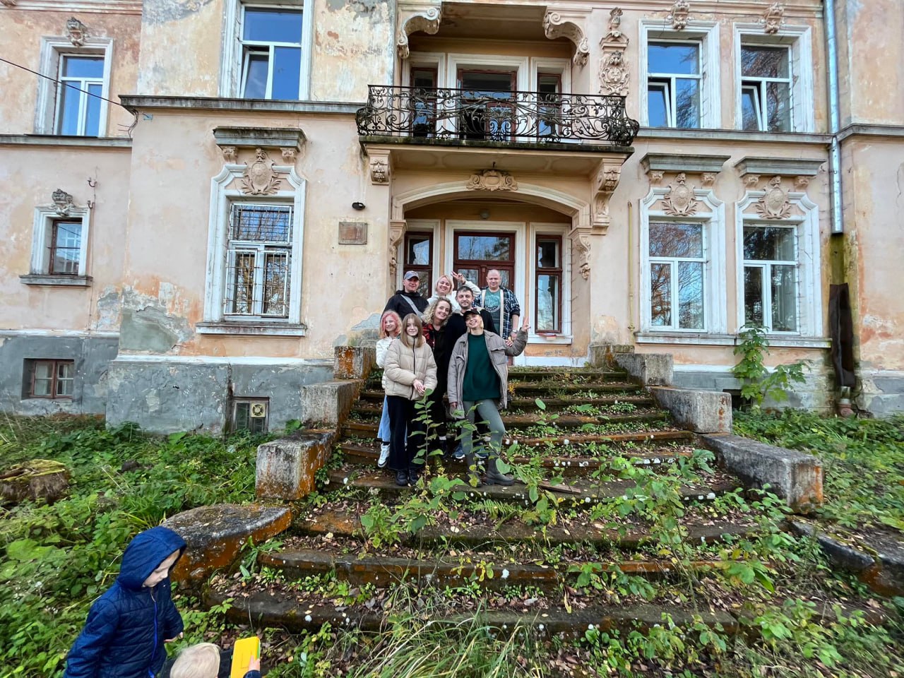 Група туристів коло палацу. Фото звідси