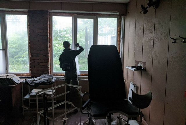 Закинута поліклініка з входом під землю