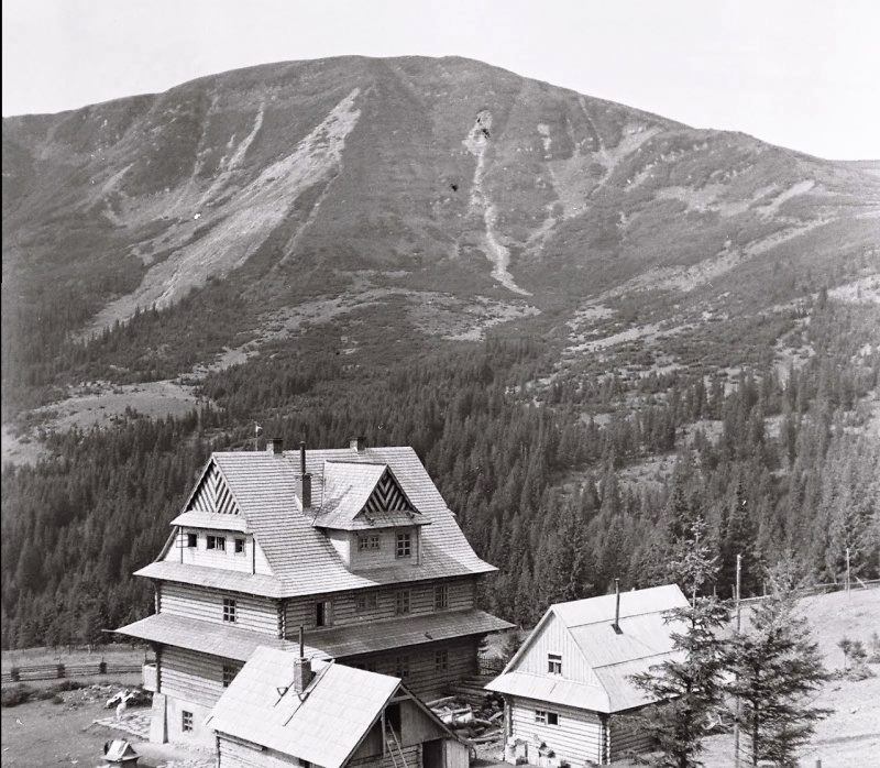 Туристичний притулок на полонині Маришевській та схил на якому загинули німецькі солдати