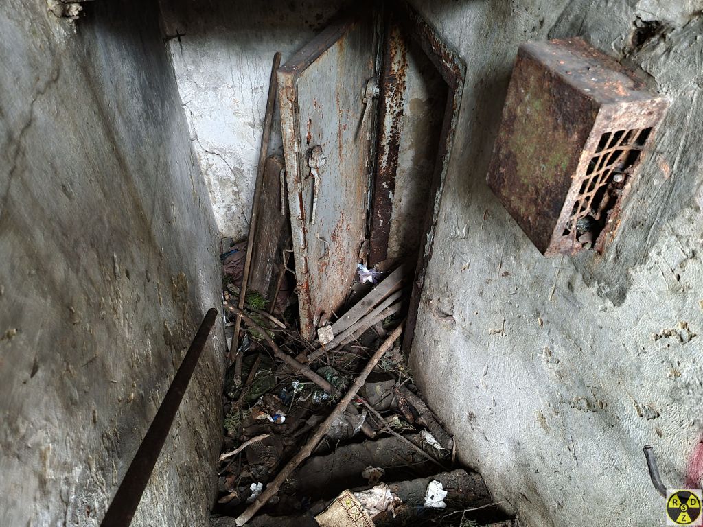 Захламлений другий вхід у бомбосховище