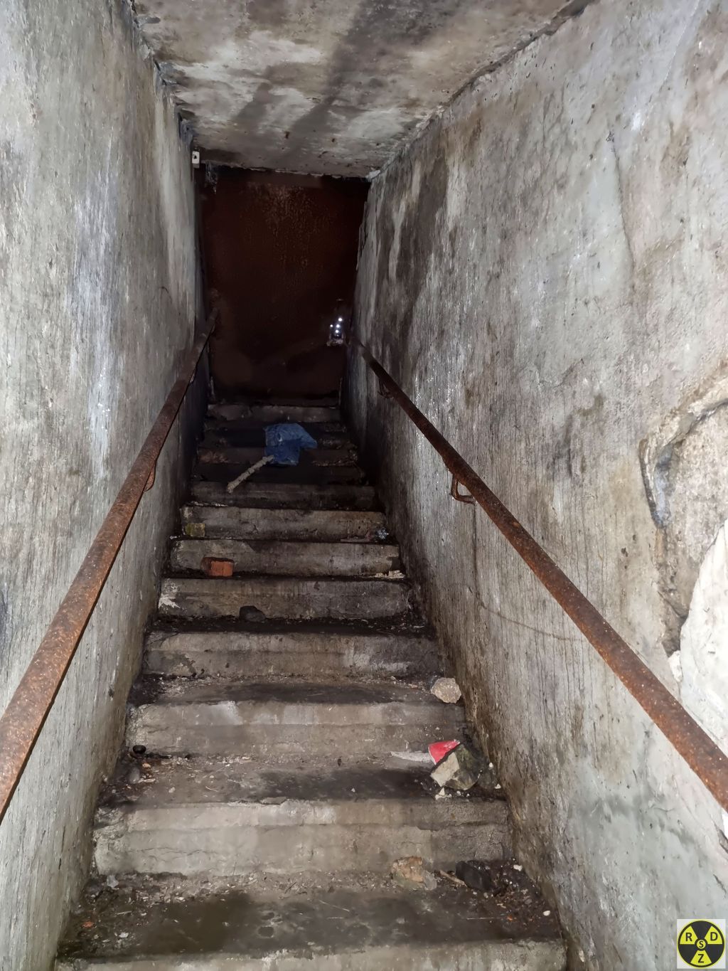 За ним такі от сходи