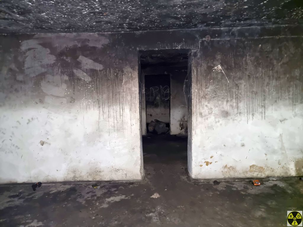 Всередині бачимо коридор та багато кімнат