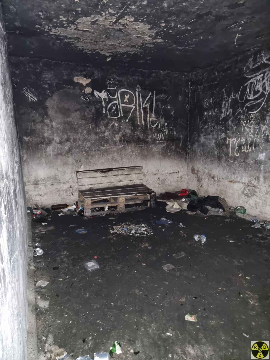 Лише одна з кімнат бомбаря має сліди перебування людей. Решта чисті та без написів