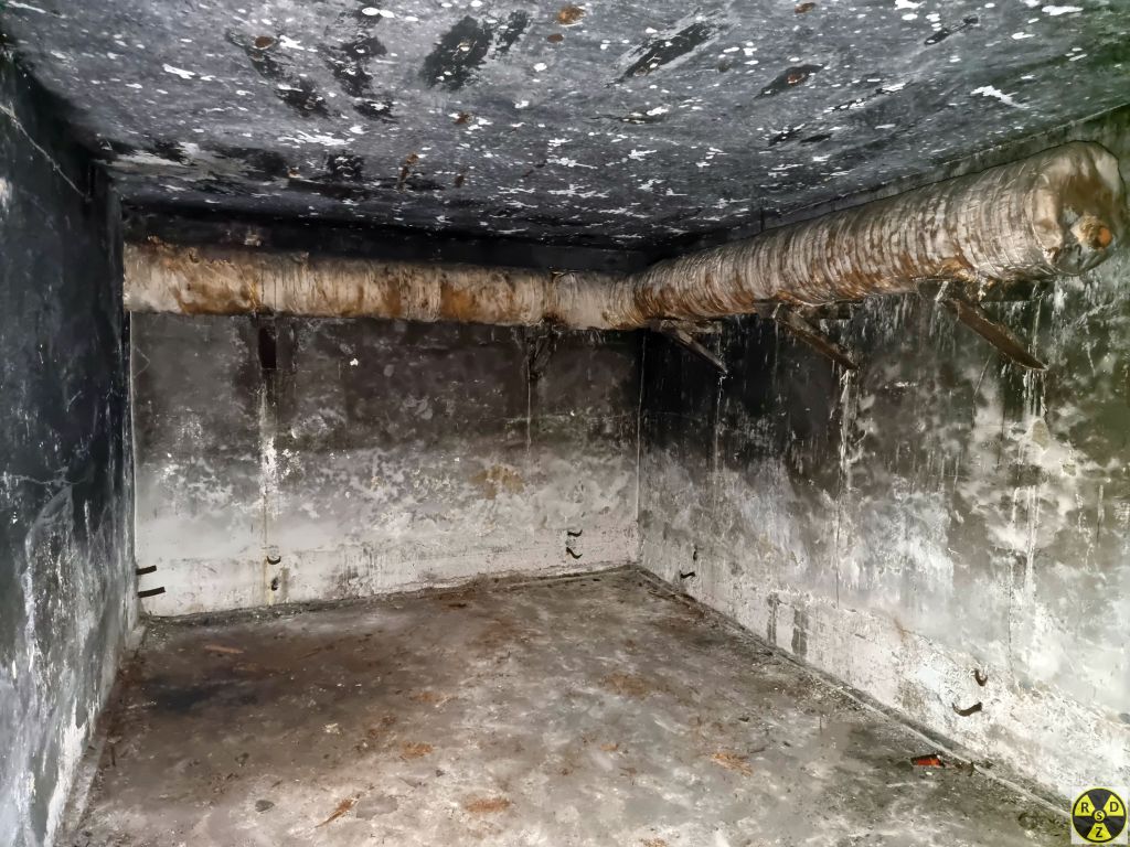 Одна з кімнат та залишки вентиляції