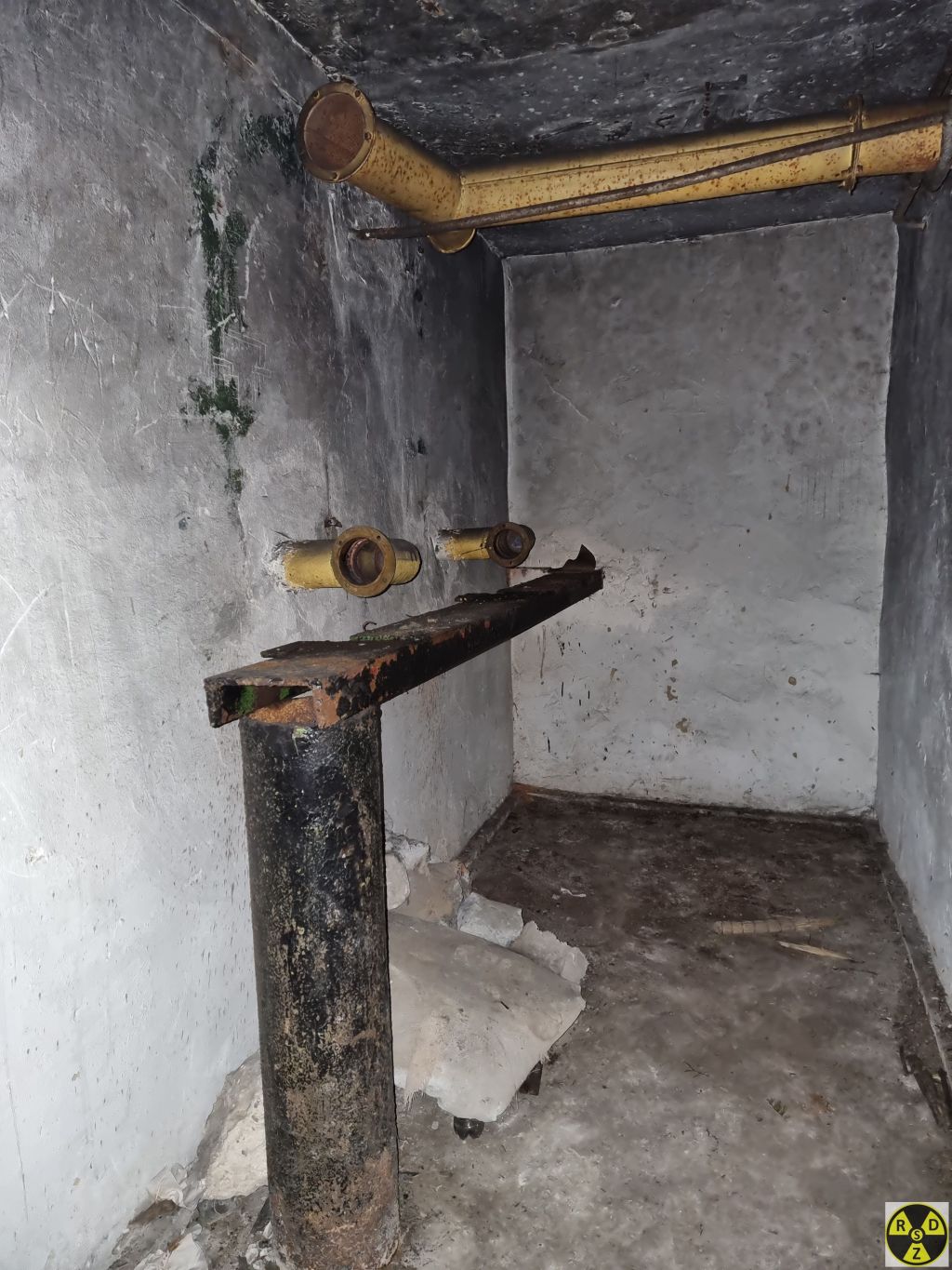 Фільтри зняли, труби під стелею залишилися