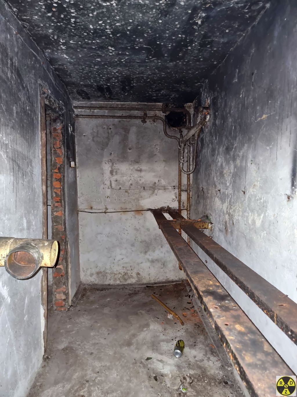 Всередині вже майже нічого немає