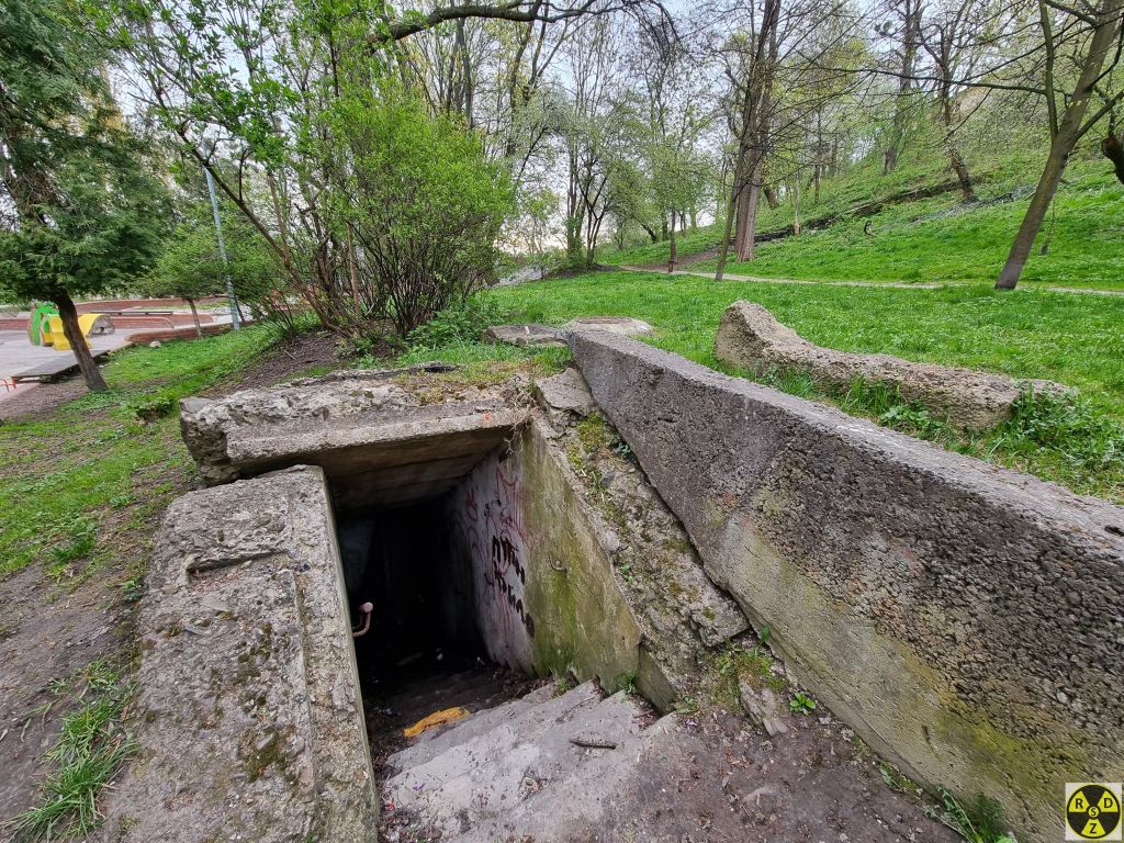 Неподалік є другий вхід у Бомбосховище