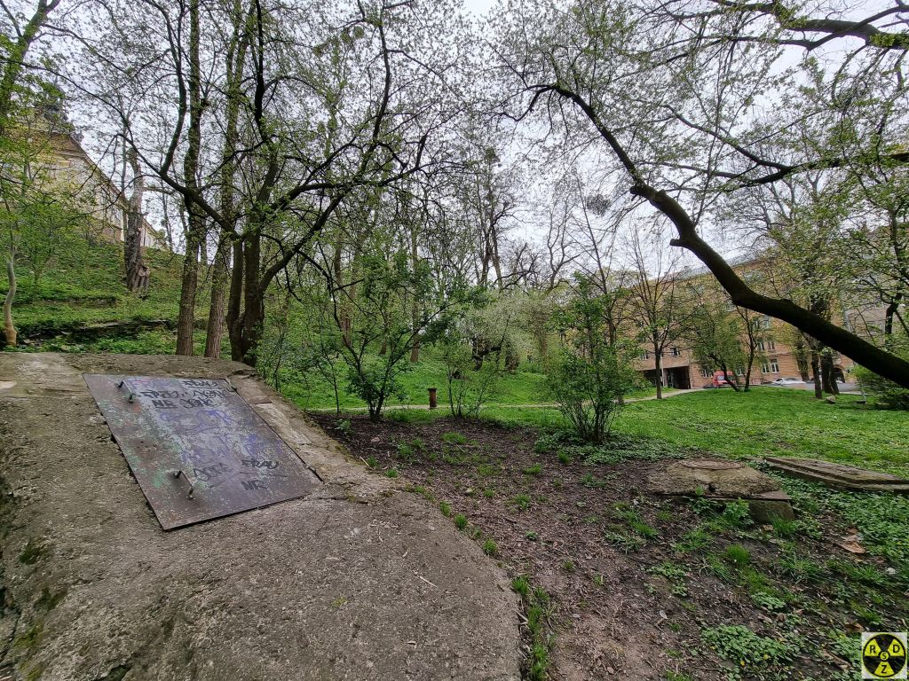 Ось під цим схилом ми щойно побували