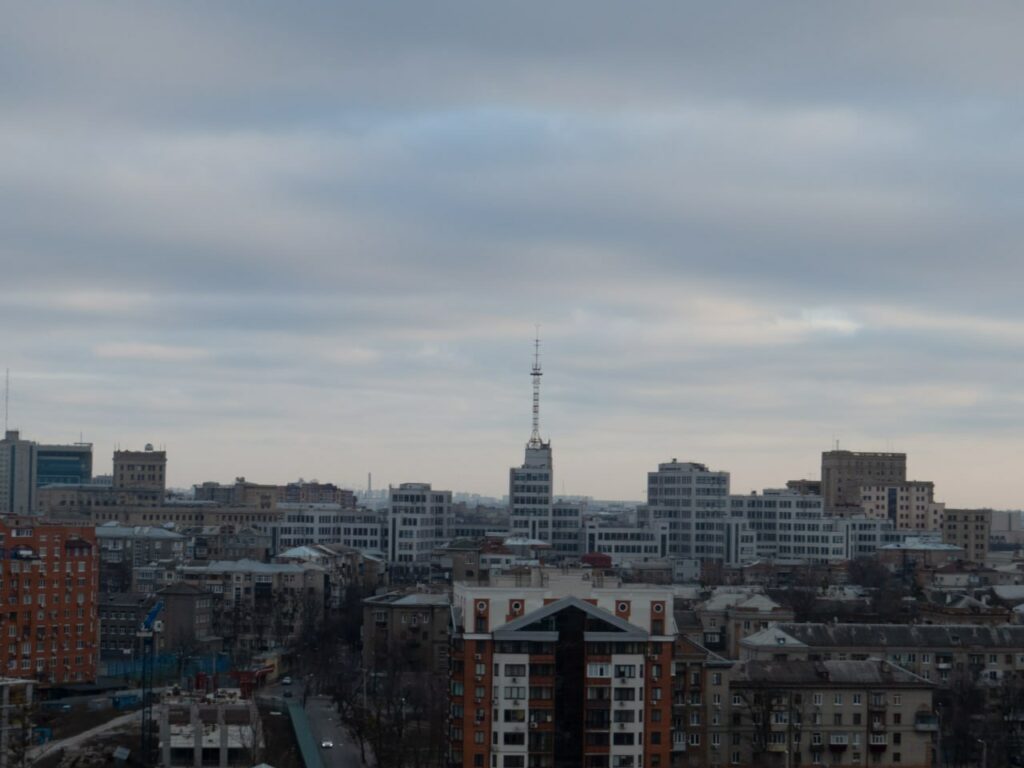 Видніється флагшток на Соборному узвозі. Там же і Лопанська Набережна неподалік.