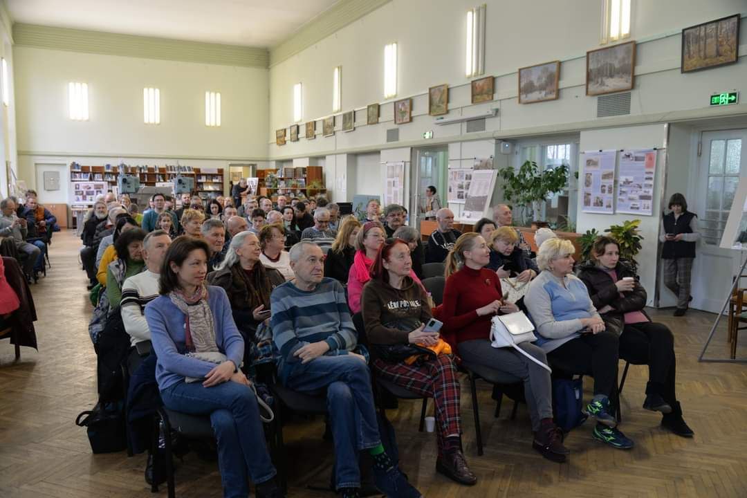 Повний зал людей. Дехто кращі місця займав наперід