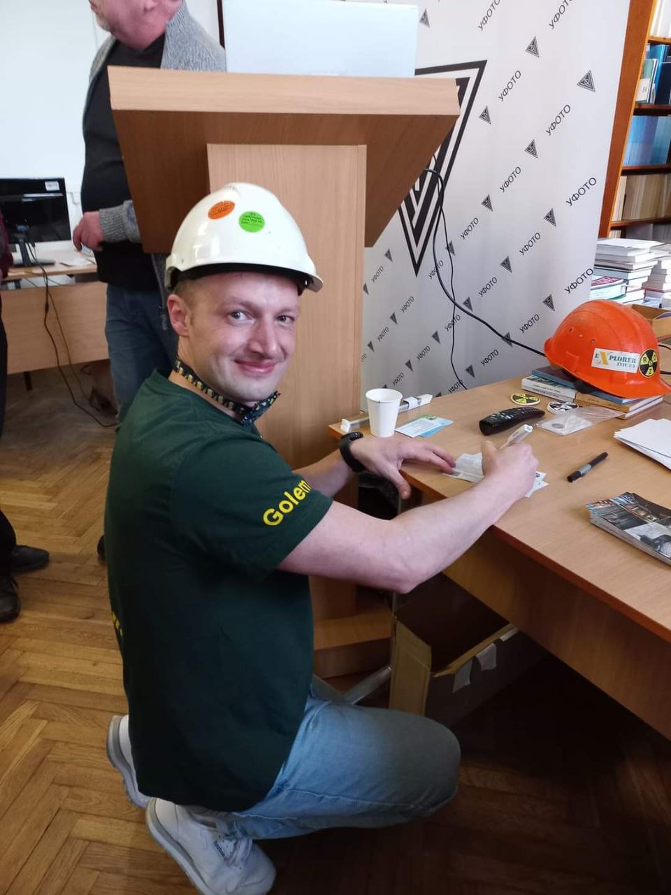 Автограф сесія після закінчення презентації. А ще мені подарували новий шолом :)