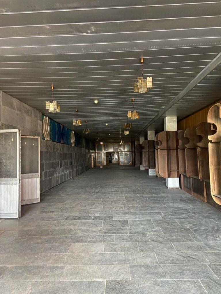 Коридор з кінозалу в заводську столову