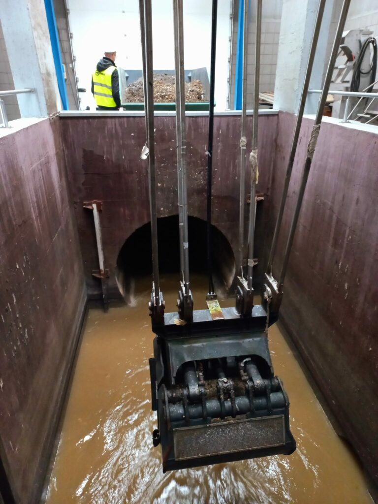 Власне такою вода приходить на водоочисні, і то ще не найгірше. В заглибленні осідають камені та важке сміття