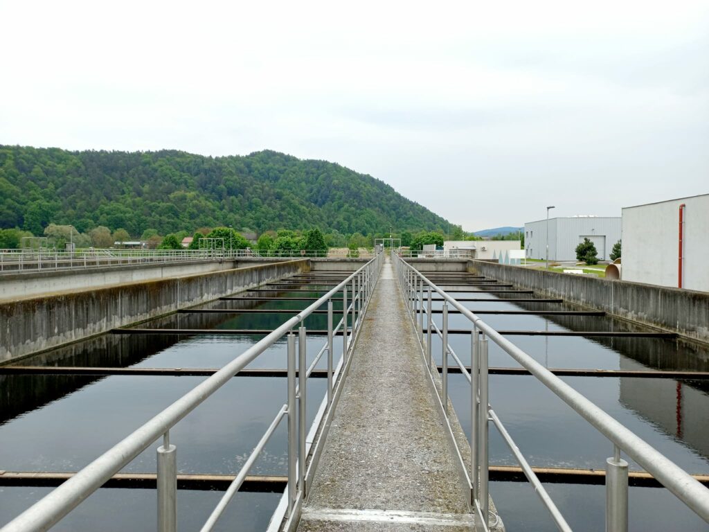 Вторинний відстійник. Тут вода вже виглядає чистішою