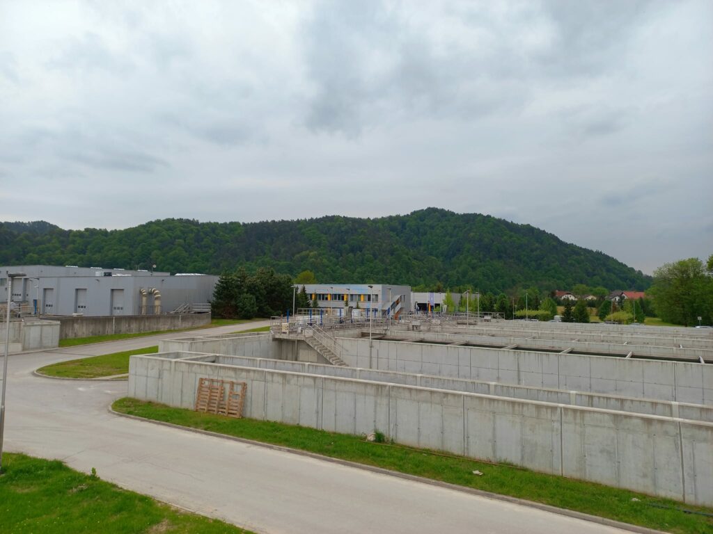 Ми звикли, що відстійники це такі величезні круглі басейни. Але тут вони згруповані у великі прямокутні бетонні конструкції