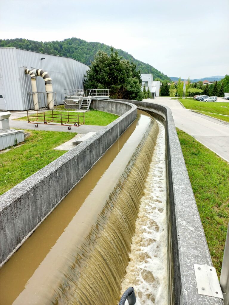 Далі вода без сміття і піску розподіляється в відстійники