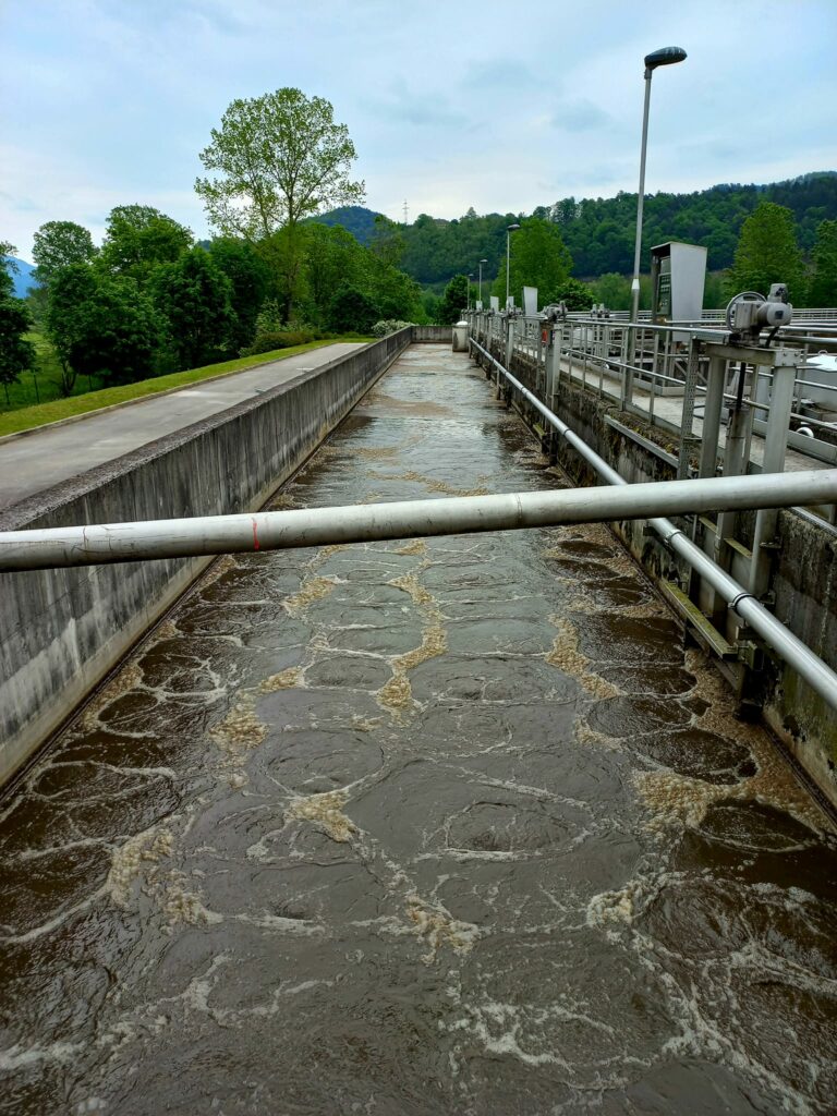 Аеротенк. Тут компресор дає кисень, а бактерія дихає і переробляє органіку. Дякуємо Богу, що він створив бактерії, не уявляю як би було без них