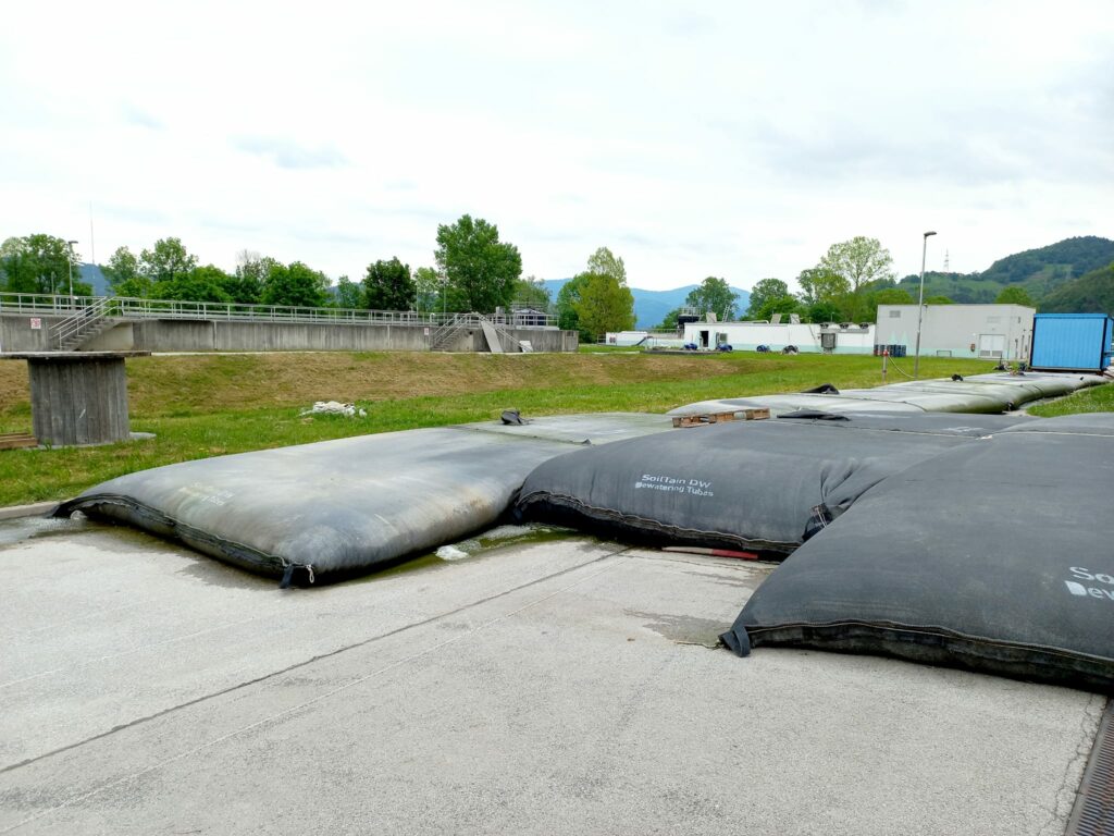 Так виглядає осад з чистки відстійників. Він збирається в мішки, потрохи віддає воду і теж вивозиться на спалювання. В цих мішках може бути пісок, важкі метали та інші елементи, які пошкодили б чутливе обладнання біогазової станції. Тому важливо цей осад відділяти