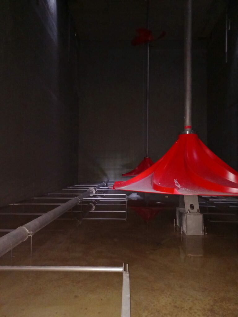 Це серце метантенку зсередини. Воно ще не запущене, тому ми можемо в нього зазирнути. Тут, за допомогою міксерів, при певній температурі і консистенції  зброджується активний намул та виділяється біогаз