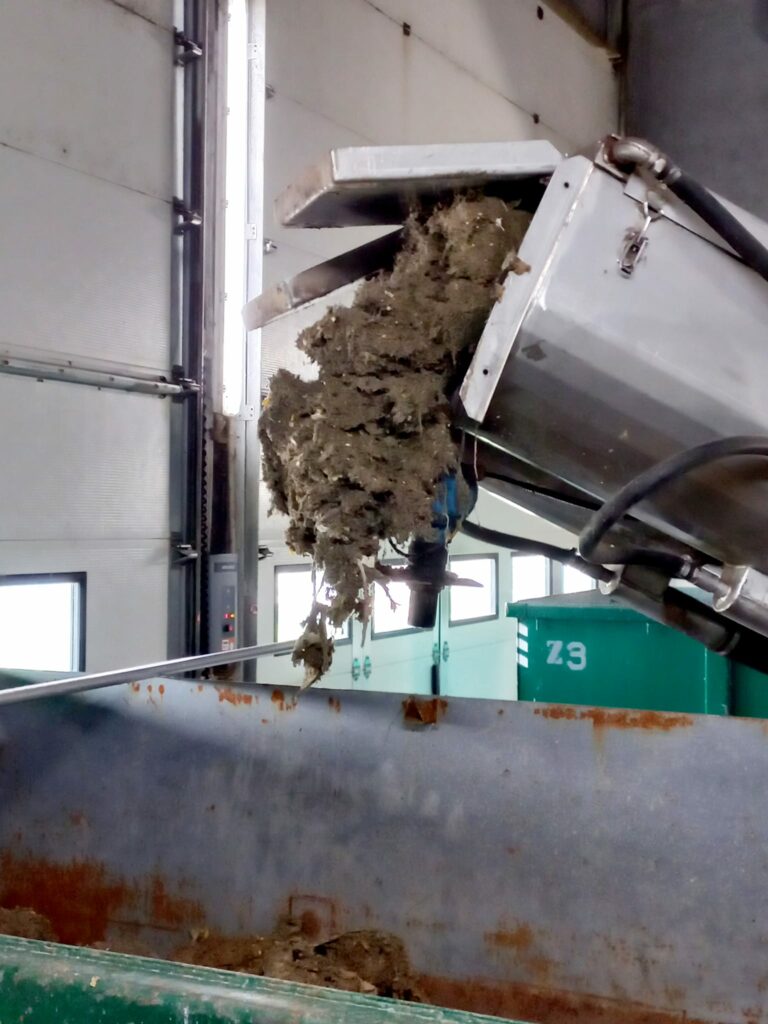 Власне те, що піймали решітки. Утилізація - виключно високотемпературне спалення