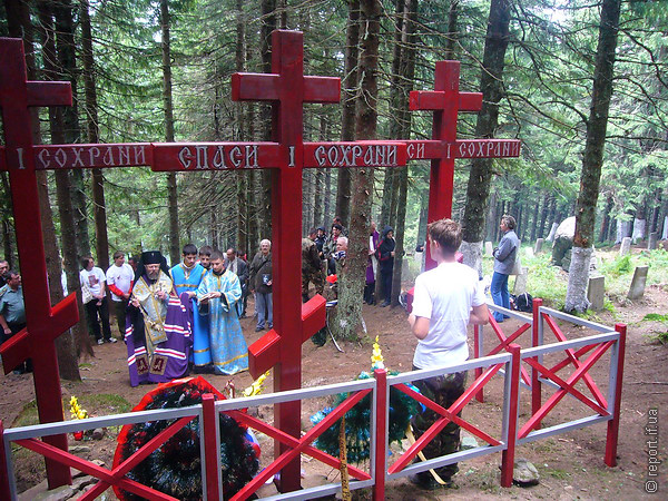 Освячення православних хрестів на безіменних могилах