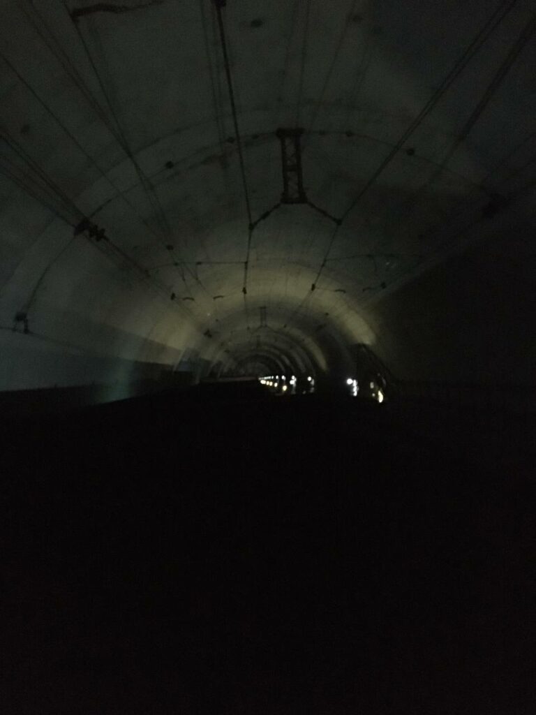 Заїхавши в тунель наш потяг, чомусь, повністю зупинився