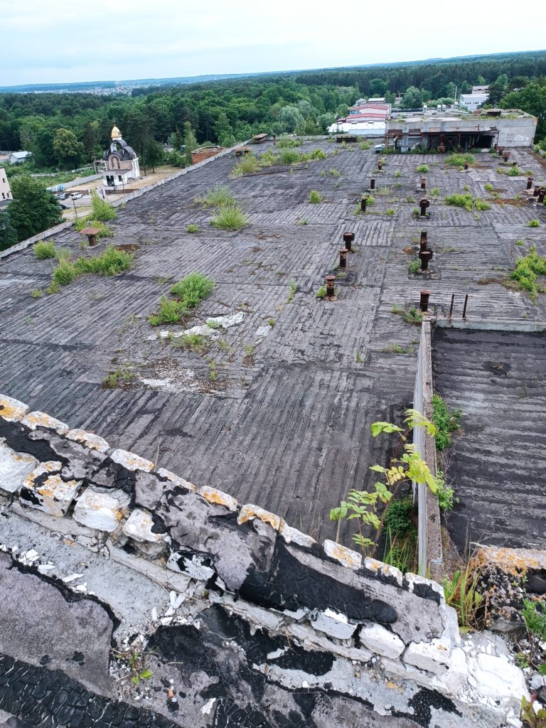 Дах закинутої швейної фабрики