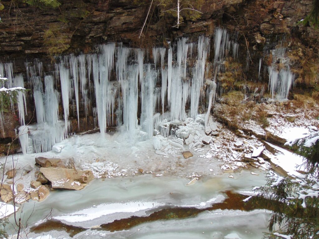 Взимку ця вода замерзає і стає ще красивіше. Фото з інтернету