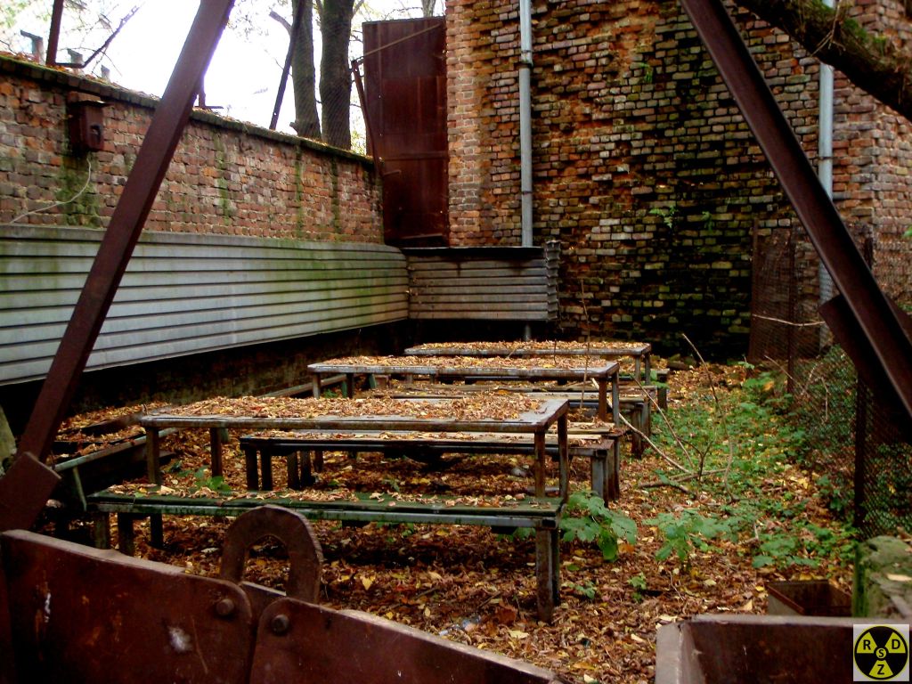 Затишний дворик в закутку заводу