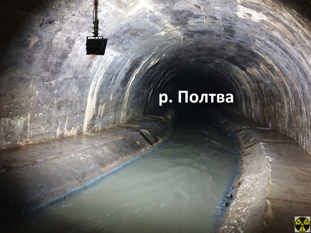 Зараз ми стоїмо коло правого кута Оперного театру. З цього місця колись і було зроблене попереднє фото