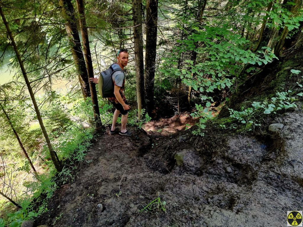 Спуск до річки в яку впадає Наскельний водоспад