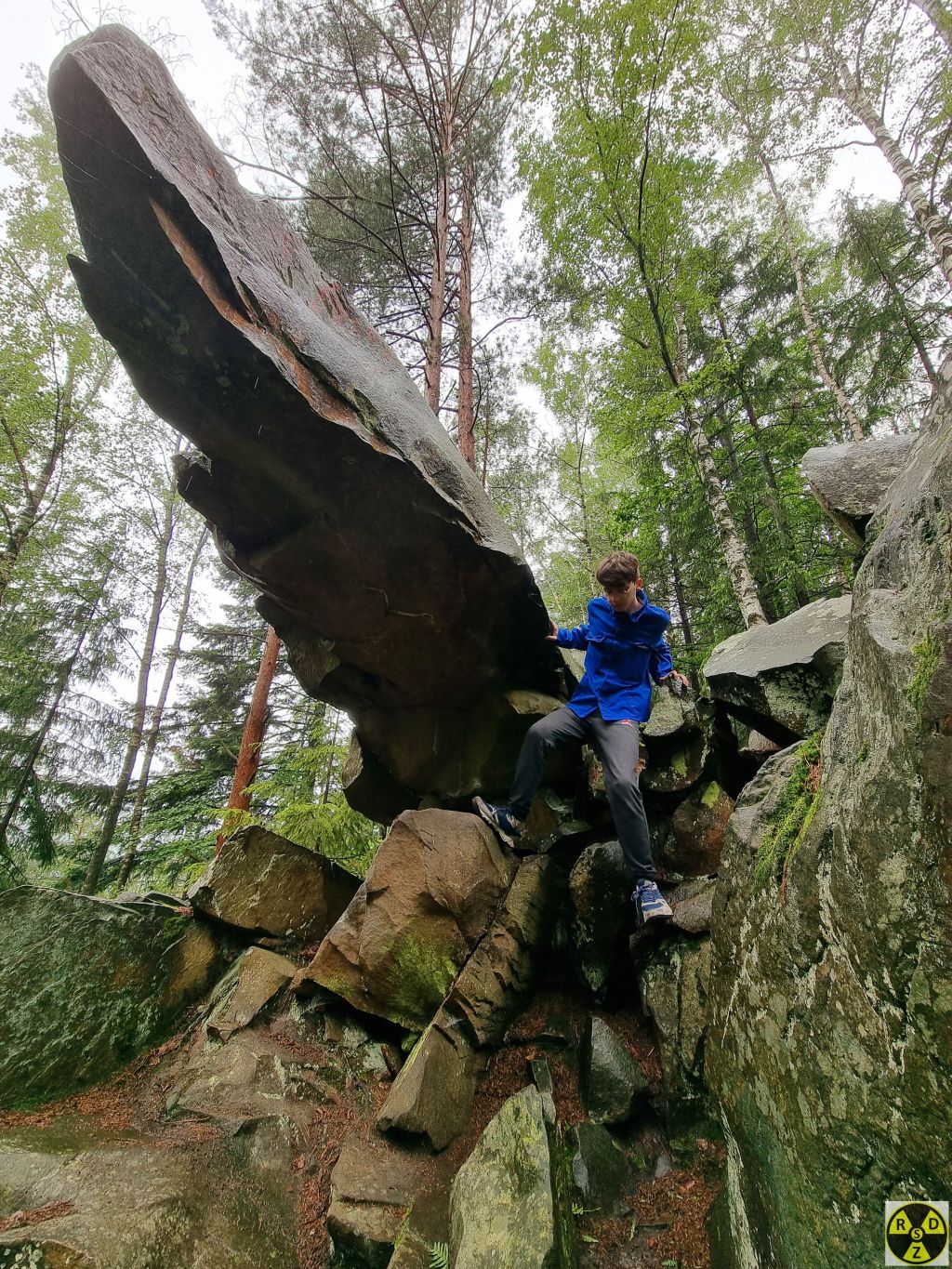 За вказівником буде така от характерна група скель. До печери потрібно йти ліворуч