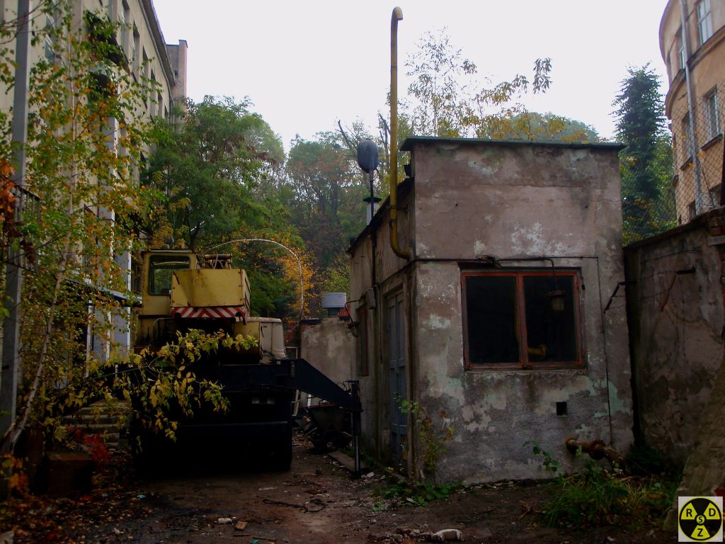 Завод "Львівприлад" і частина будинку який зачепила ракета