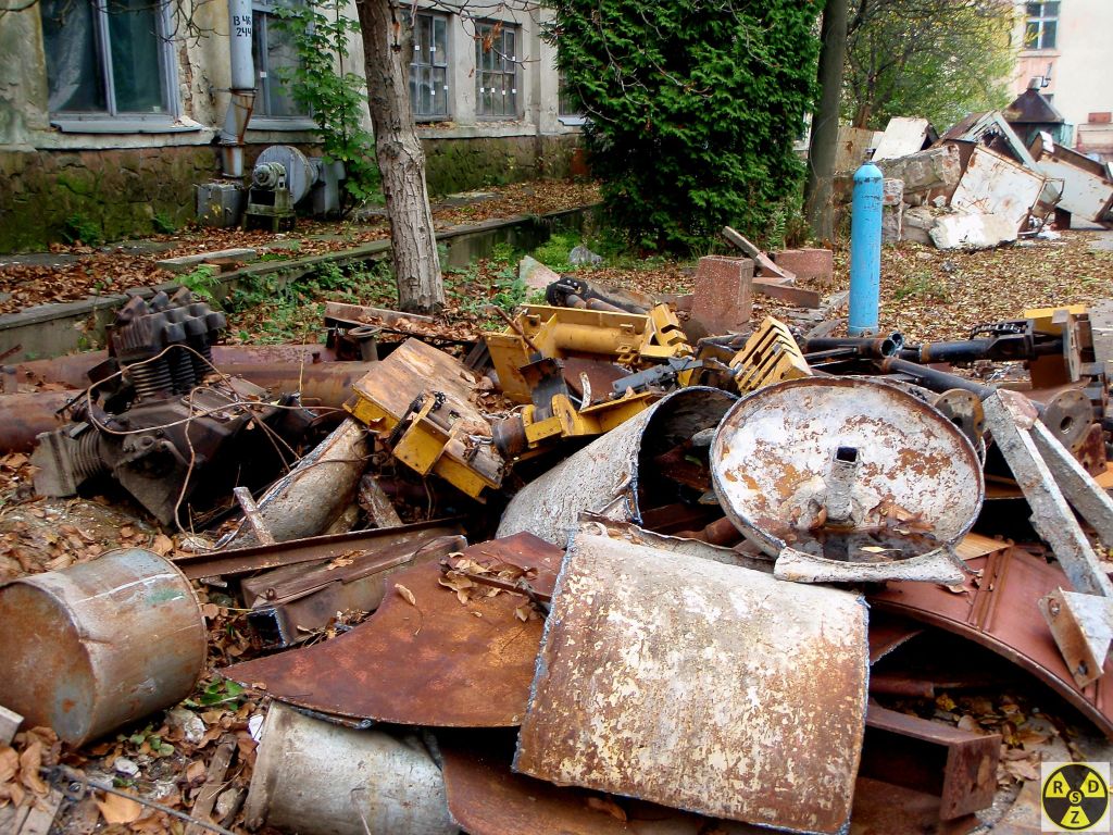 Обладнання заводу порізано на метал та акуратно поскладано на купку