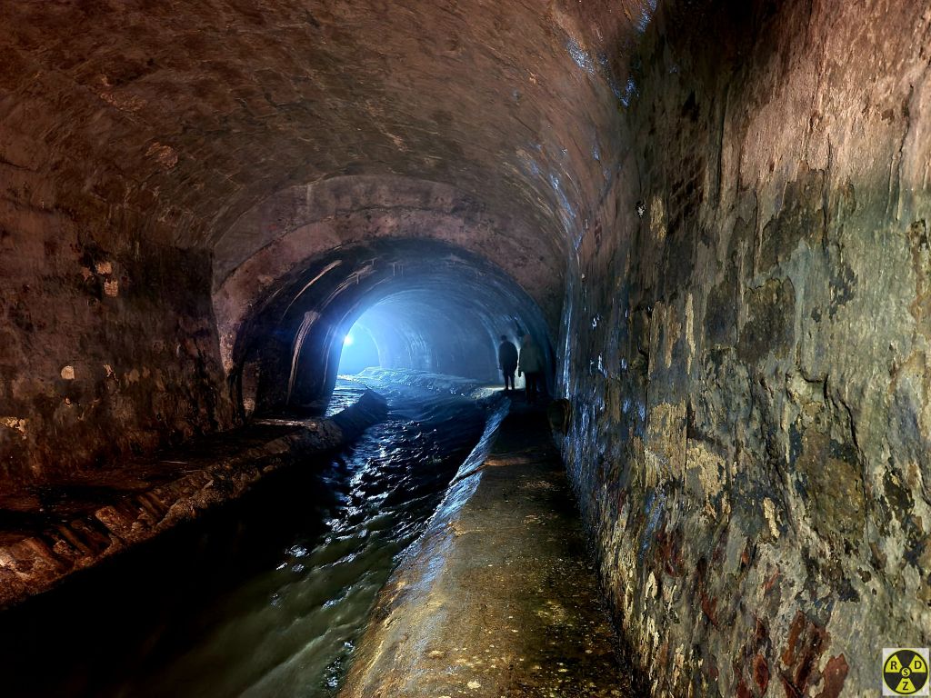 Те ж місце сто років по тому. Стоїть і досі!