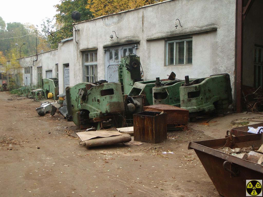 Не тільки плати, а й станки теж повикидали на вулицю