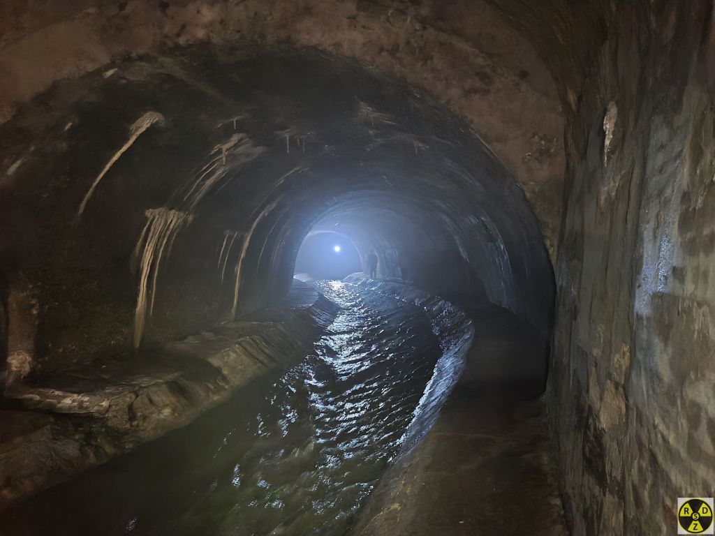 Вид нижче по течії на той самий ліхтар. Бачимо як Полтва огинає кут Оперного театру
