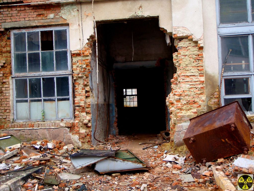 Якщо метал не влазився в проєм - ламали стіну