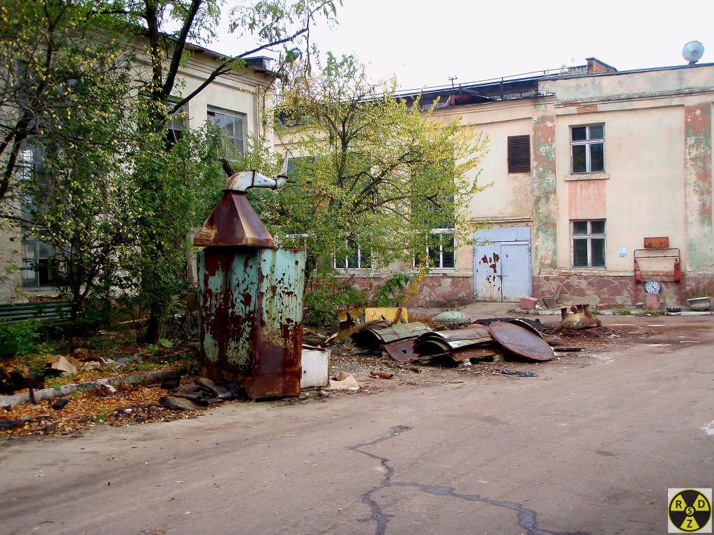 Обладнання заводу порізано на метал та акуратно поскладано на купку