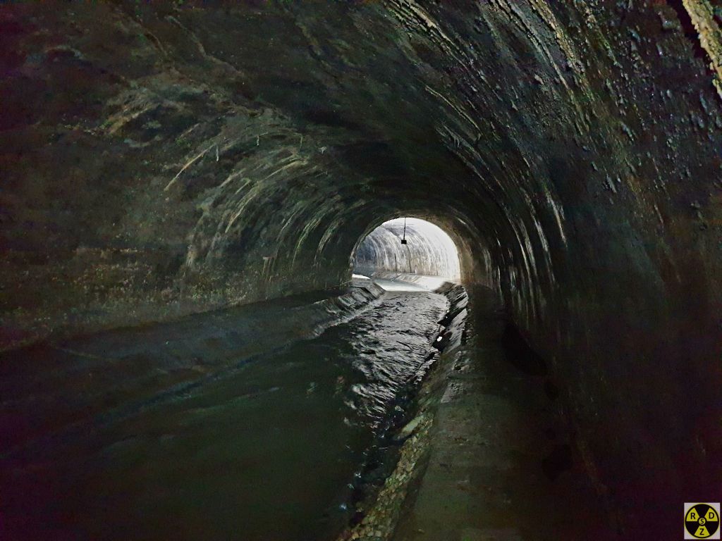 Цей ліхтар розташований біля правого кута Оперного театру