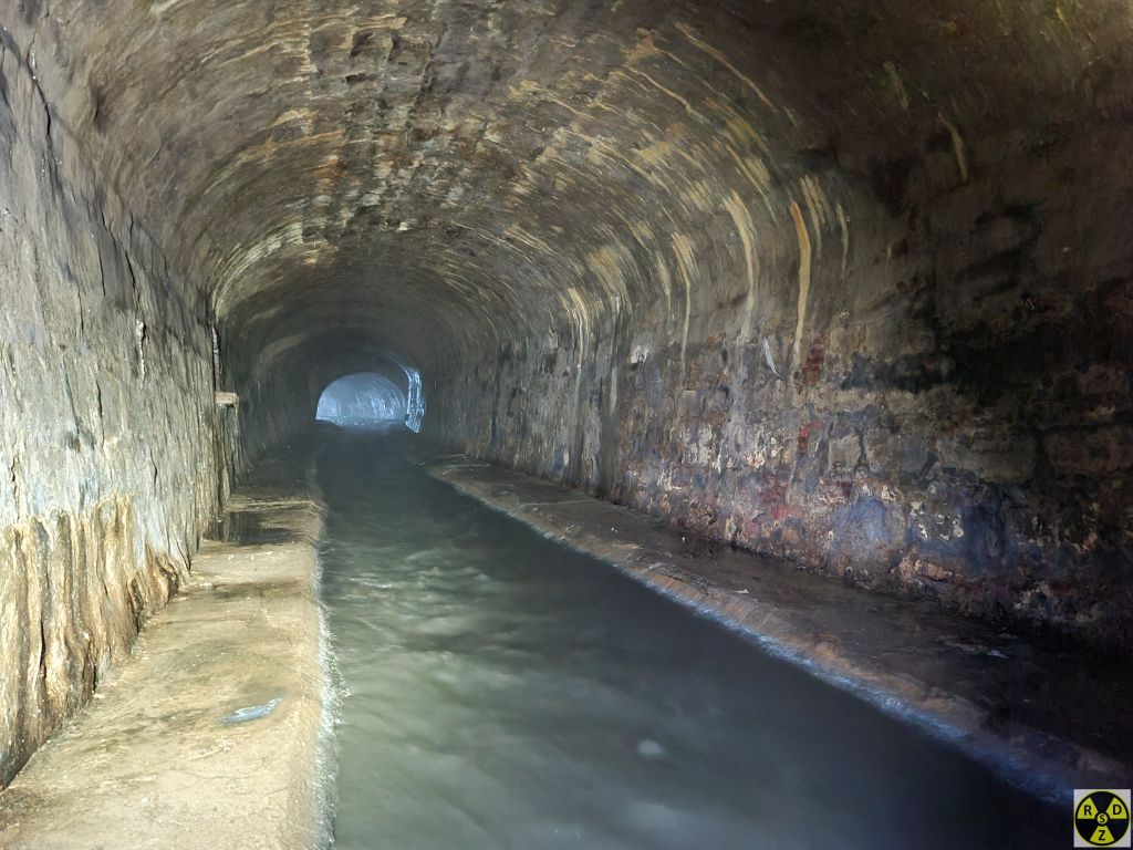 Рухаємося проти течії до ліхтаря на куті Оперного Театру
