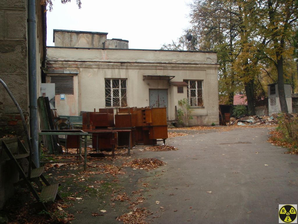 Ще цілі меблі теж викинули надвір. До речі, видно велетенські вентшахти бомбосховища на 3000 людей, яке тут раніше було