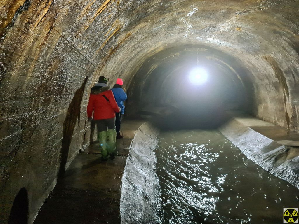 От ми і біля ліхтаря в новому бетонному колекторі р. Полтва