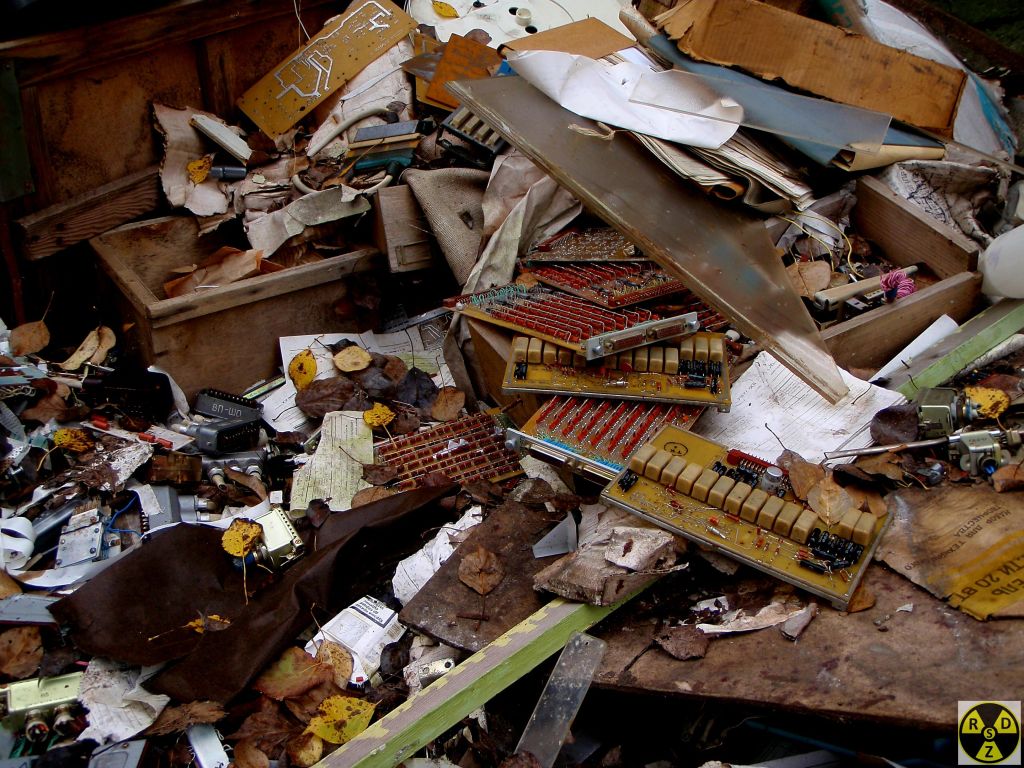 Ці плати від атомних електростанцій лежать в купі сміття