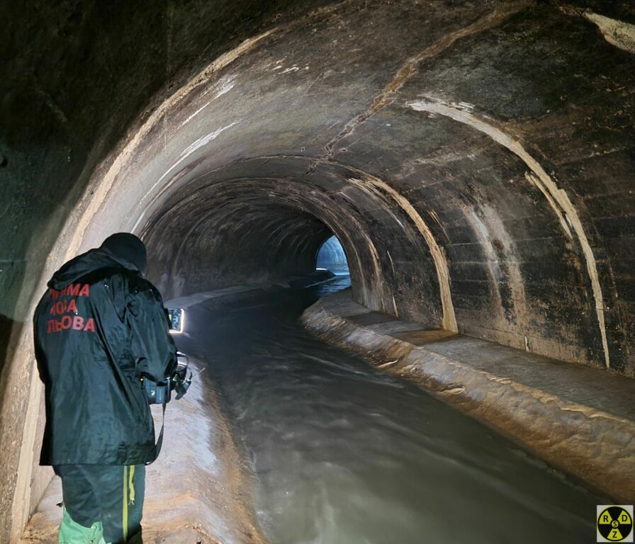Вид за течією від фонтану до ліхтаря на куті Оперного театру