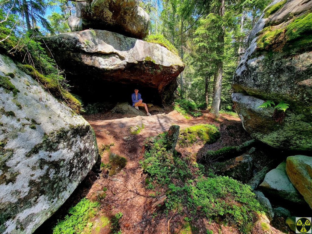 Алекс знайшов затишне місце щоб сховатися від палючого сонця