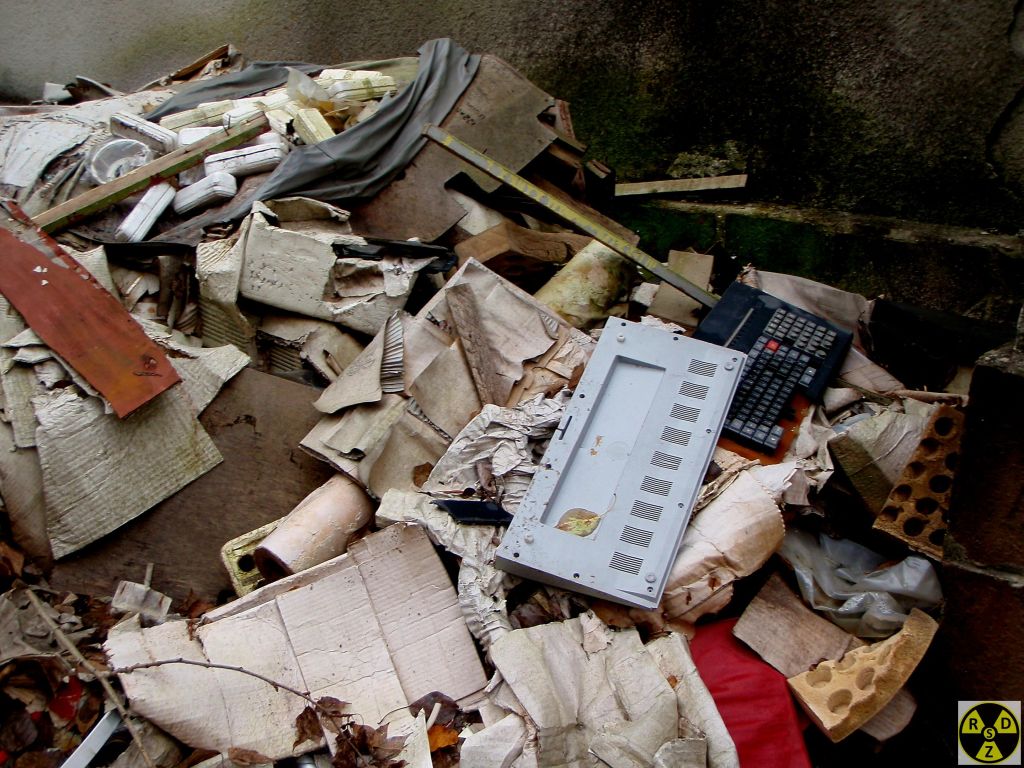 Клавіатура-комп'ютер до якої колись підключався телевізор як екран та магнітофон як дисковід